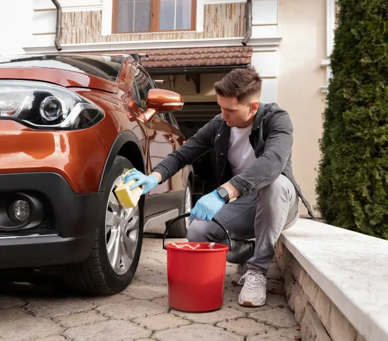 Lavage auto à domicile Saint-Vincent-sur-Jabron : professionnel intervenant sur un véhicule